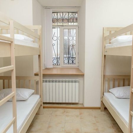 Globus Lipki Hostel Киев Экстерьер фото