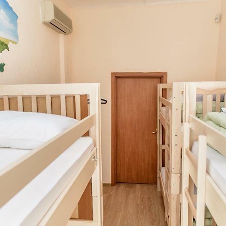 Globus Lipki Hostel Киев Экстерьер фото