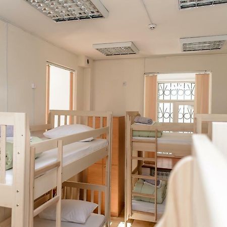 Globus Lipki Hostel Киев Экстерьер фото