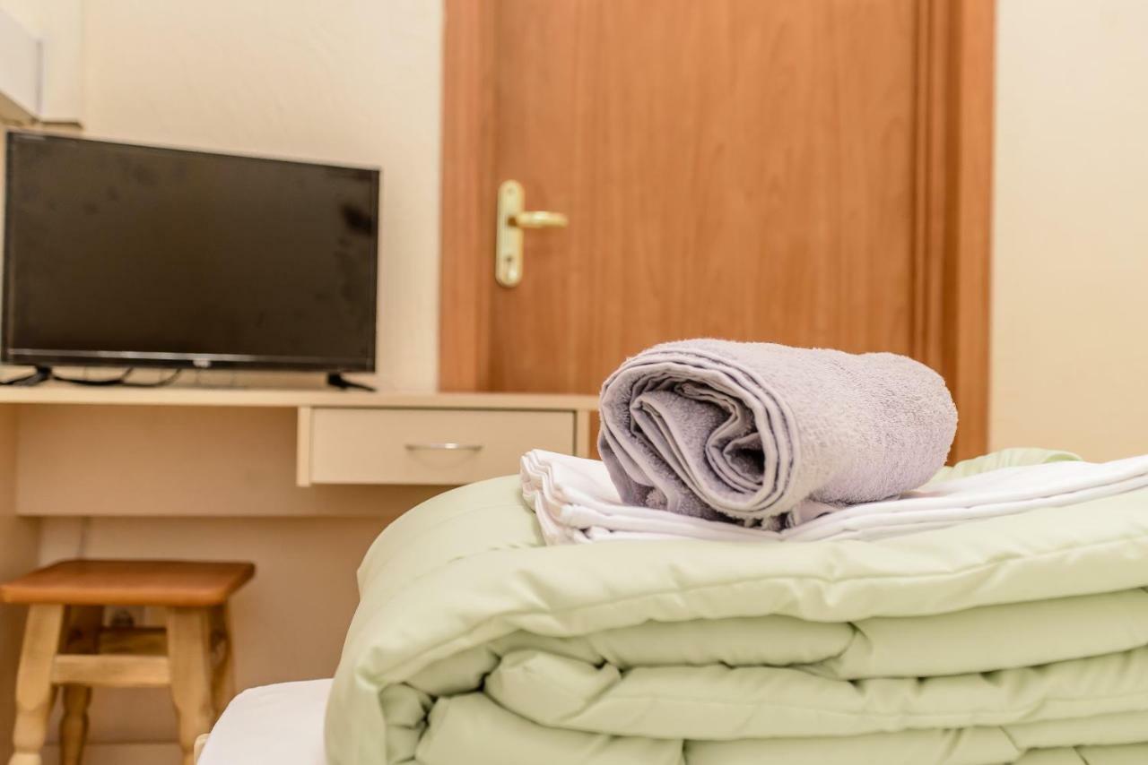 Globus Lipki Hostel Киев Экстерьер фото