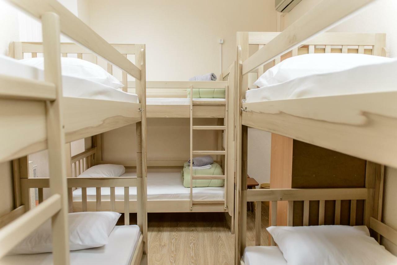 Globus Lipki Hostel Киев Экстерьер фото