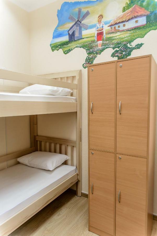 Globus Lipki Hostel Киев Экстерьер фото