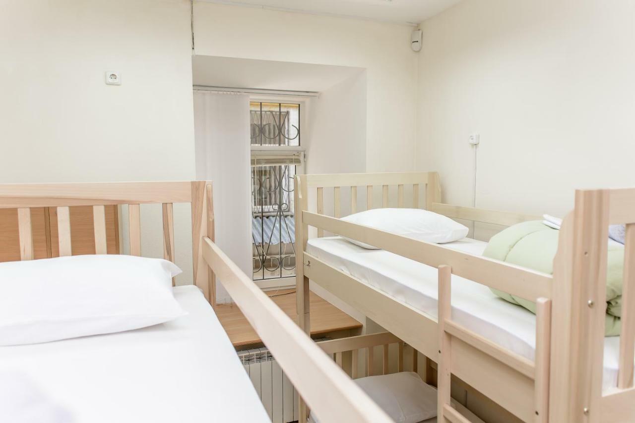 Globus Lipki Hostel Киев Экстерьер фото