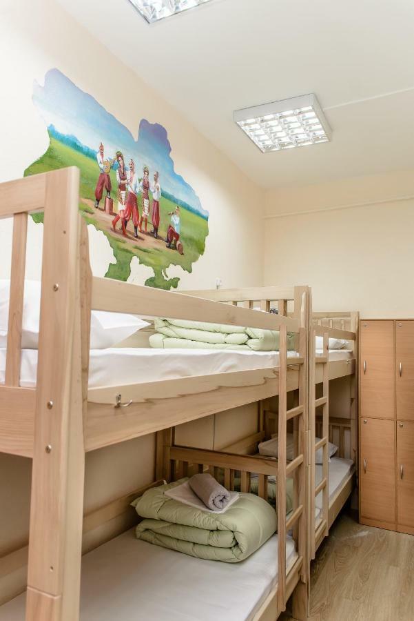 Globus Lipki Hostel Киев Экстерьер фото