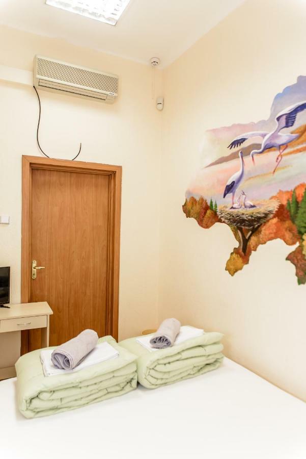 Globus Lipki Hostel Киев Экстерьер фото