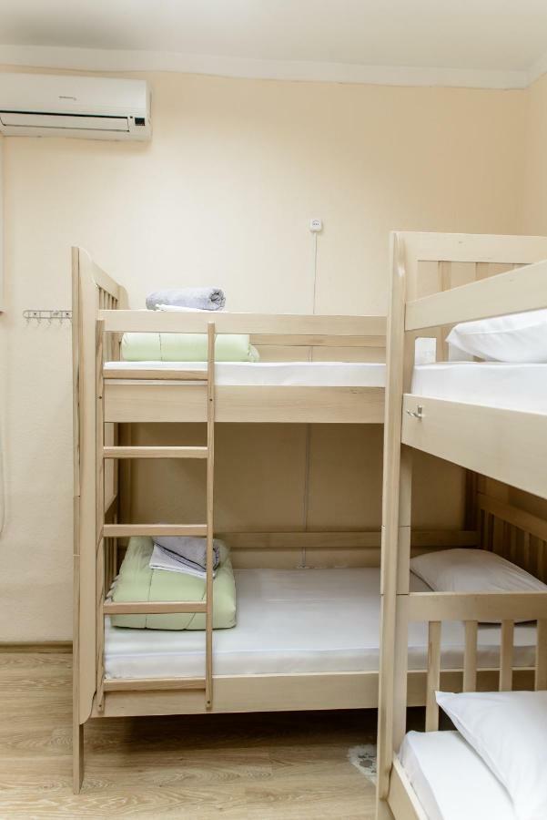 Globus Lipki Hostel Киев Экстерьер фото