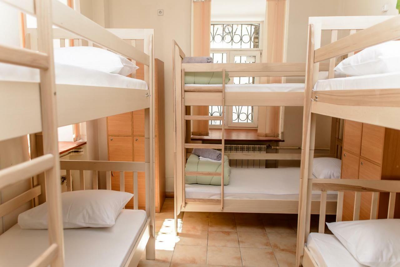 Globus Lipki Hostel Киев Экстерьер фото