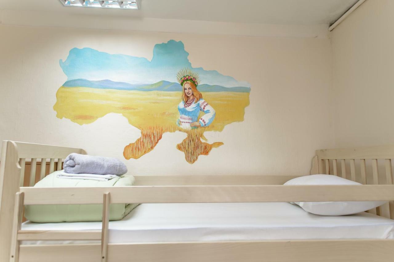 Globus Lipki Hostel Киев Экстерьер фото